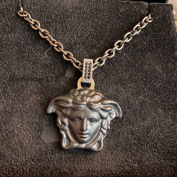 🖤Rare Versace La Medusa Black Matte Pendant Necklace - Picture 3 of 7